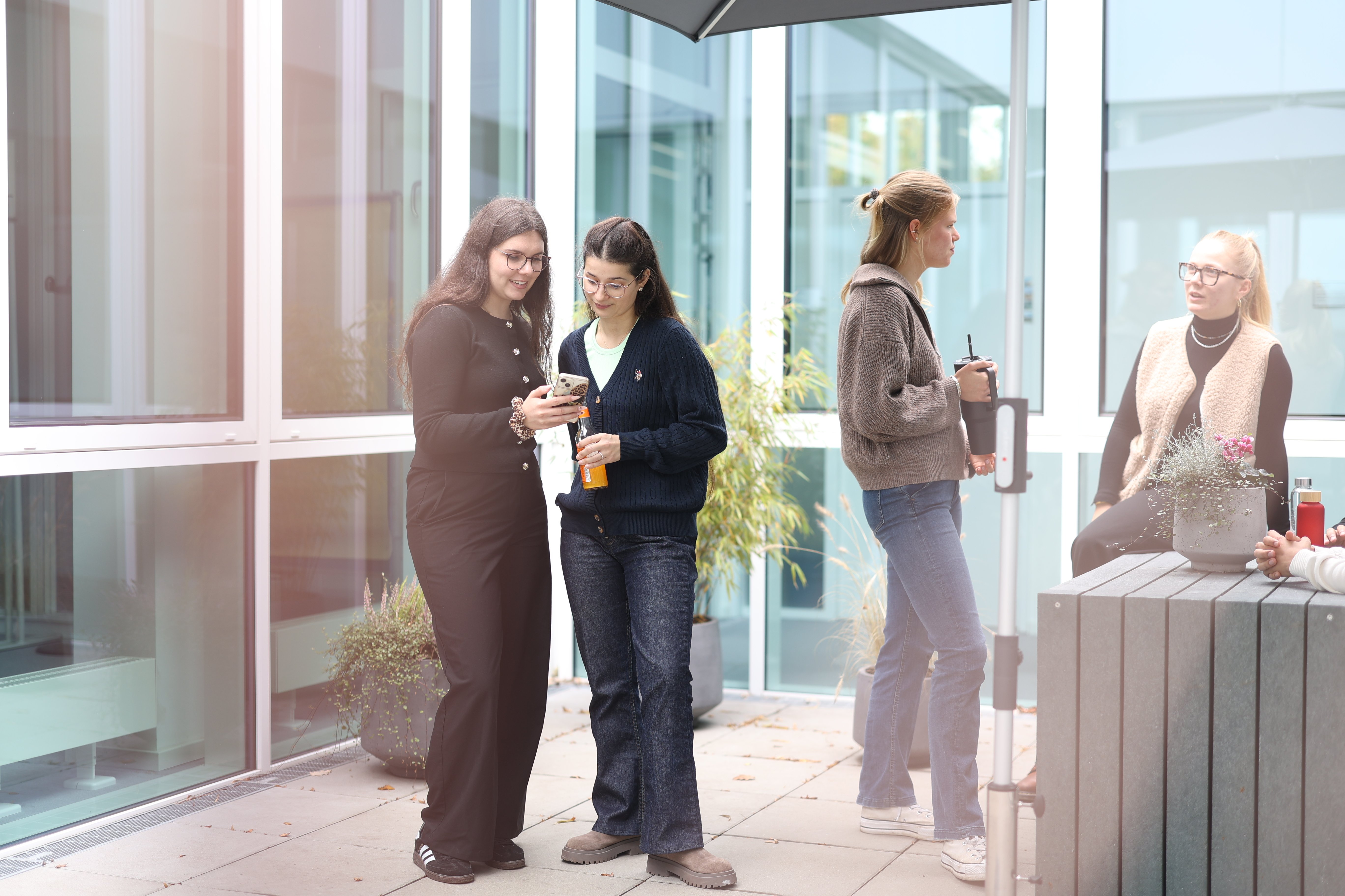 Studierende unterhalten sich im Innenhof des SSC.