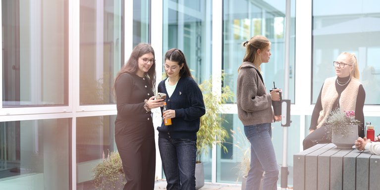 Studierende unterhalten sich im Innenhof des SSC.
