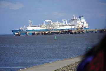 Ein LNG-Speicherschiff hat angelegt.