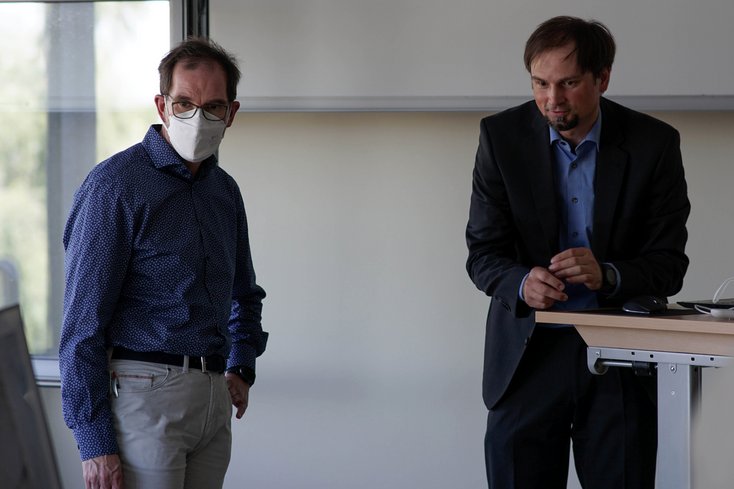Auch Vizepräsident Prof. Dr. Holger Saß (li.) informierte sich bei der Eröffnungsfeier über die neuen Möglichkeiten (Foto: Lennart Willms/Jade HS)