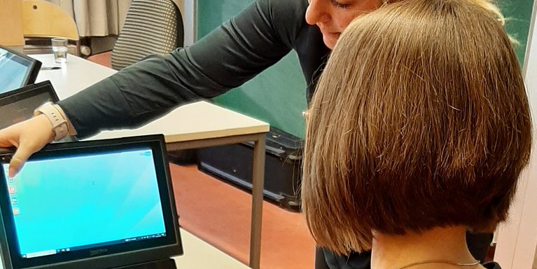 Prof. Dr. Tanja Grewe testet unter Anleitung von Lisa Marie Markert die Augensteuerung der elektronischen Kommunikationshilfe. (Foto: Eeske Montens/Jade HS)