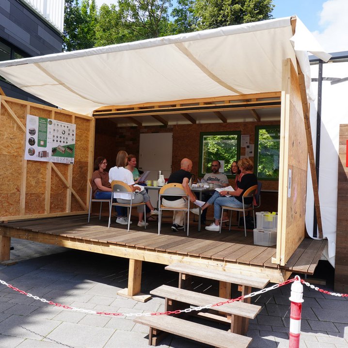 Englischkurs in der mobilen Lernwerkstatt auf dem Campus Oldenburg (Foto: Tanja Schaa/Jade HS)