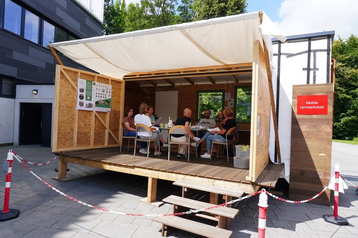 Englischkurs in der mobilen Lernwerkstatt auf dem Campus Oldenburg (Foto: Tanja Schaa/Jade HS)