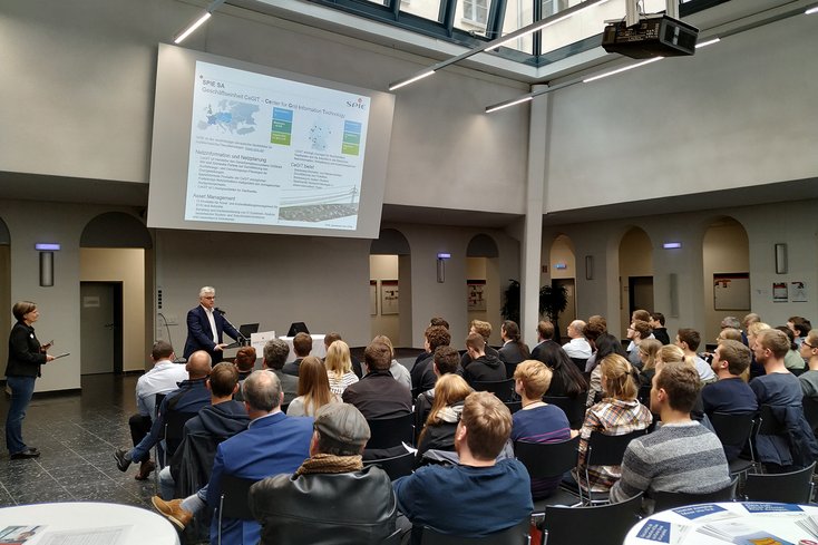 In einem sogenannten Elevator Pitch hatten die Unternehmen und Behörden eine Minute Zeit, sich den Interessierten zu präsentieren. (Foto: Lena Wiegand)
