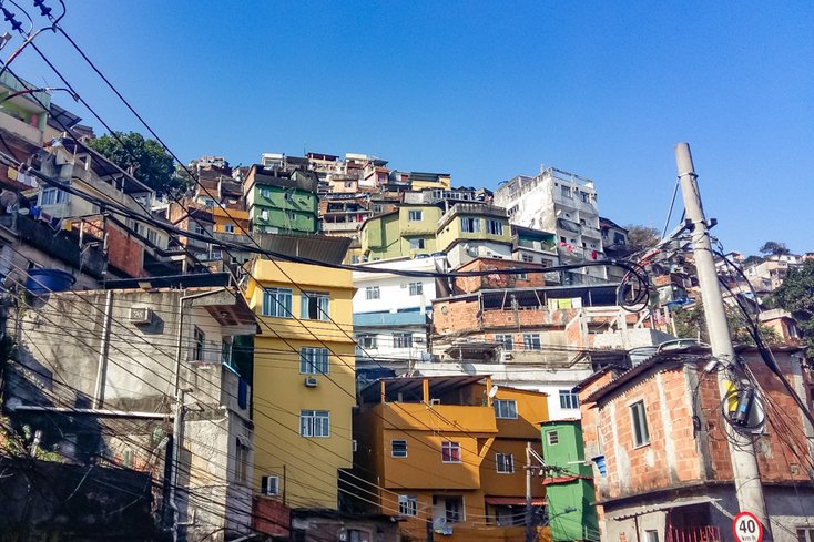 Ein Stadtteil in Rio de Janeiro mit bunten Häusern