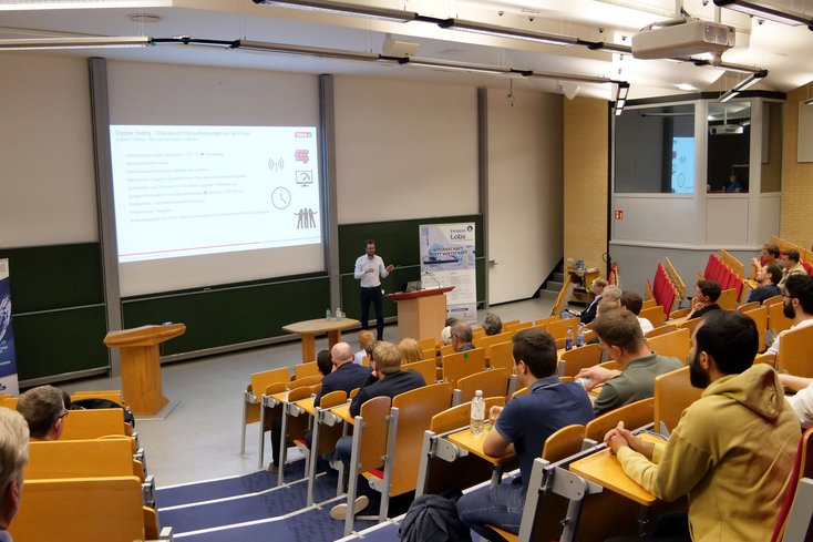 Jan-Niklas Pahl, tesa Werk Hamburg GmbH, zum Thema Digitaler Zwilling (Foto: Jan Jesko Mantey/Universität Oldenburg)