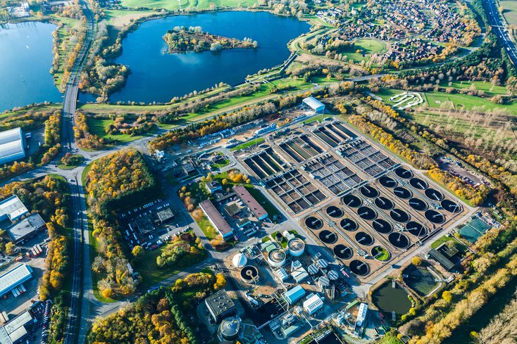 Kläranlagen sind wichtige Knotenpunkte der Siedlungswasserwirtschaft. Hier wird Abwasser mithilfe mechanischer, biologischer und chemischer Verfahren gereinigt. Besondere Reinigungsverfahren sind für die Befreiung des Abwassers von Arzneimittelrückständen und Pestiziden nötig. (Foto: CHUNYIP WONG/iStock)