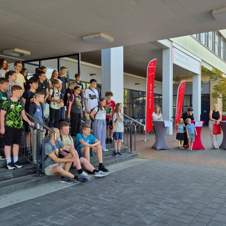 Die Schüler_innen wurden jeden Tag vom Organisationsteam in Empfang genommen, begrüßt und auf die jeweiligen Workshops aufgeteilt. (Foto: Jade HS/Angela Moldenhauer)