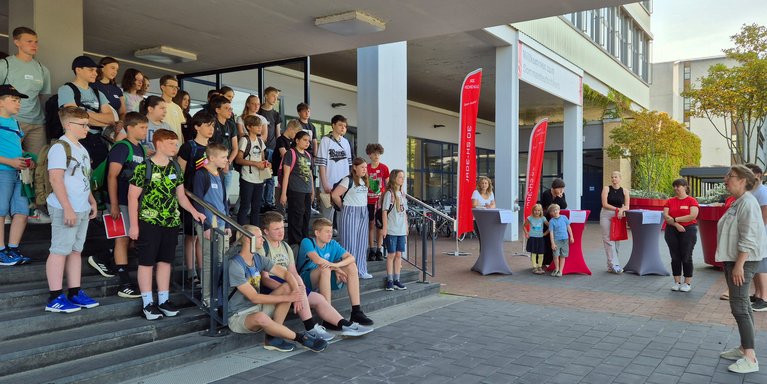 Die Schüler_innen wurden jeden Tag vom Organisationsteam in Empfang genommen, begrüßt und auf die jeweiligen Workshops aufgeteilt. (Foto: Jade HS/Angela Moldenhauer)