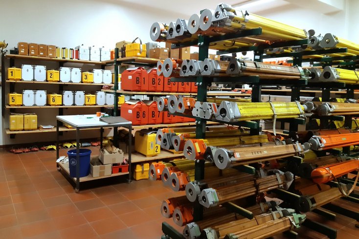 Geodätisches Equipment auf Regalen im Instrumentenlager der Geodäsie