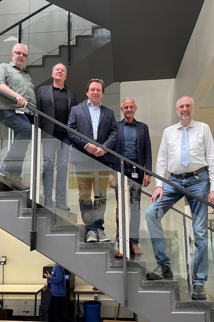 Dekan Carsten Tscheuschner (mi.) bedankt sich bei den Beteiligten (v.l.n.r.) Udo Schürmann, Kai-Christian Struß, Folker Renken und Rolf Herrmann (Foto: Regine Zink-Zimmerer/JadeHS)