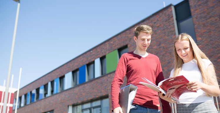 Zwei Studierende stehen vor dem Hochschulgebäude in Elsfleth