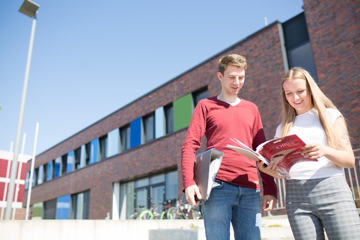 Zwei Studierende stehen vor dem Hochschulgebäude in Elsfleth