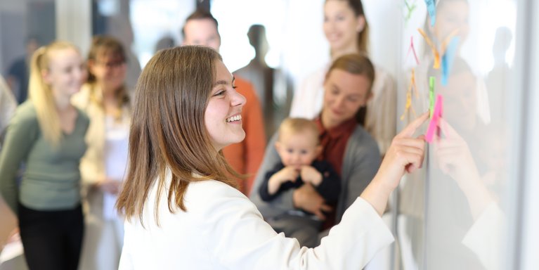 Gruppe Studierender am Whiteboard