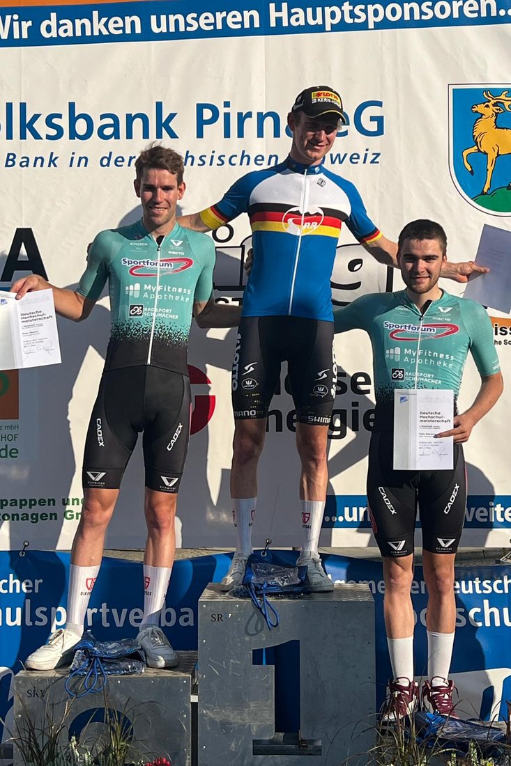 Felix Dierking (re.) auf der Siegerehrung der Hochschulmeisterschaft im Radsport. (Foto: privat)