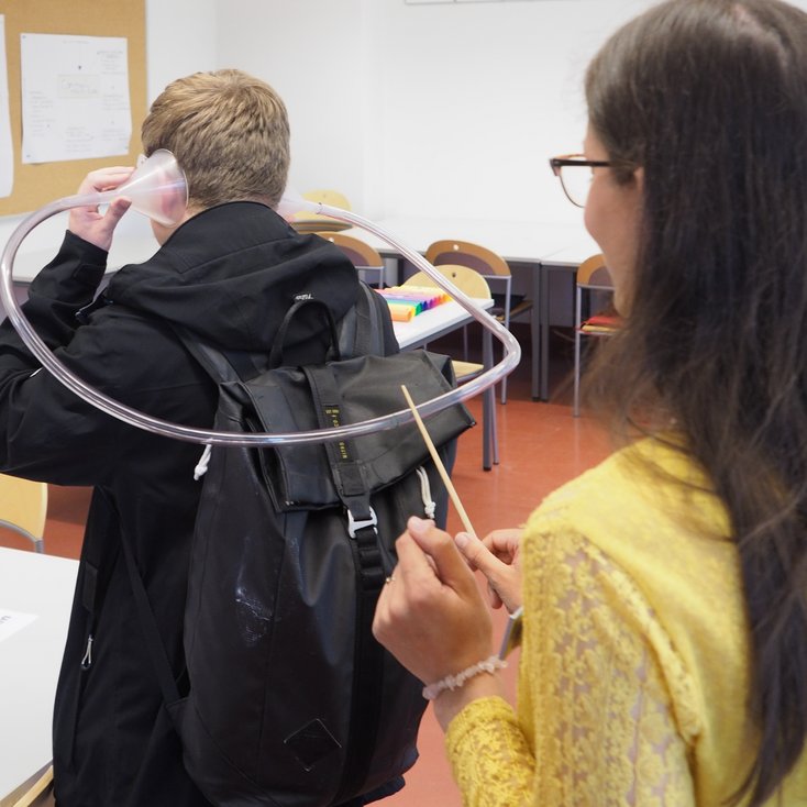 Wie funktioniert eigentlich das Hören? Besucher_innen lernten in vielen Mitmachaktionen alles Rund ums Ohr und die auditive Wahrnehmung (Foto: Jade HS/Ralph Nolte-Holube)
