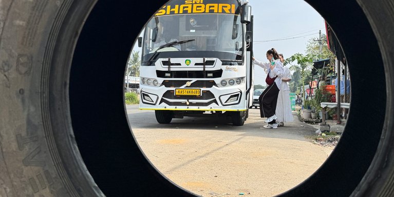 Eine Studentin besteigt in Indien einen Bus