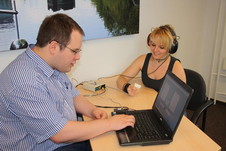 Für die Ermittlung der mittleren Tonhörschwelle wurden bei allen Teilnehmenden der Studie auf jedem Ohr separat Töne in vier Frequenzen dargeboten und festgehalten, ab welcher Lautstärke die Töne wahrgenommen werden. Foto: Hörstat Foto: Hörstat