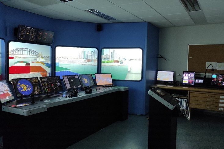Eine Brücke im Schiffsführungssimulator mit vier Bildschirmen