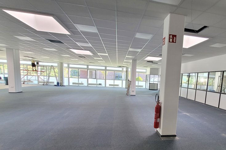 Nach dem Umbau mit neuer Fensterfront und neuer Decke. (Foto: Jade HS)