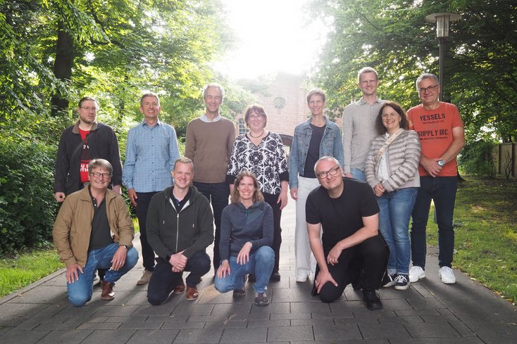 Die ersten Absolventinnen und Absolventen im Studiengang Hörtechnik und Audiologie: (1. Reihe v.l.) Prof. Dr. Karsten Plotz, Markus Kuhr, Dr. Anna Berg, Prof. Dr. Jörg Bitzer, (2. Reihe v.l.) Sven Fischer, Prof. Dr. Matthias Blau, Prof. Dr. Martin Hansen, Prof. Dr. Inga Holube, Dr. Christiane d'Hondt, Dr. Stefan Fredelake, Simone Fimmen-Siltmann, Dr. Izet Baljic (Foto: Ralph Nolte-Holube/Jade HS)