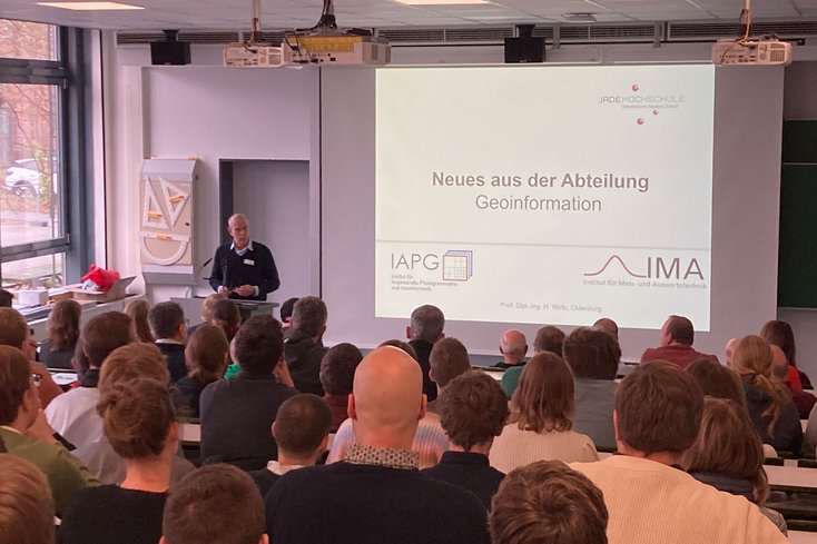 Studiendekan Prof. Harry Wirth berichtete über aktuelle Themen aus der Abteilung Geoinformation. (Foto: Jade HS)