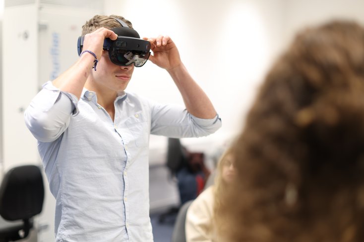 Ein Student experimentiert mit einer Virtual Reality-Brille