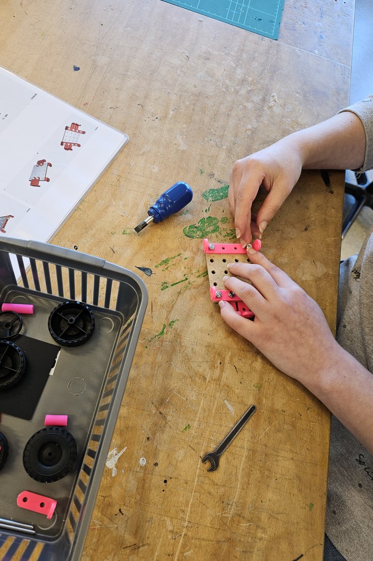 Mithilfe eines Bausatzes konnten die Schüler_innen erste Erfahrungen im Zusammenbau eines Roboters sammeln. (Foto: Anka Albrecht/Jade HS)