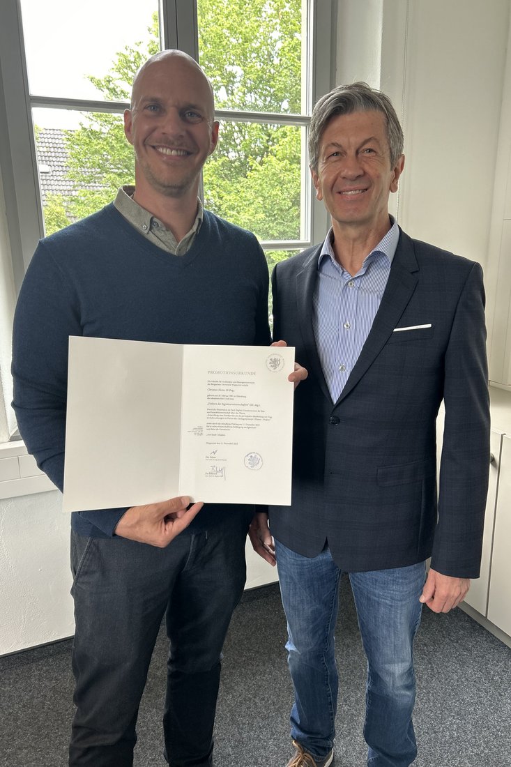 Dr. Christian Heins (li.) und Prof. Dr. Jörg Härtel: Mit dem Erhalt der Urkunde endet eine zehnjährige und überaus erfolgreiche und stets harmonische Forschungs- und Entwicklungsarbeit zwischen Härtel und Heins. (Foto: Jade HS)