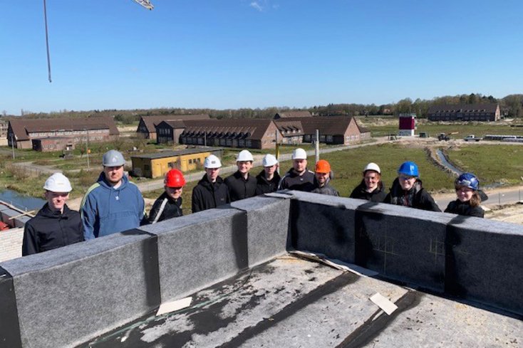 Auf dem Fliegerhorst in Oldenburg ging es für die Gruppe hoch hinaus, um sich die Dachanschlüsse anzusehen. (Foto: Johannes Völker)