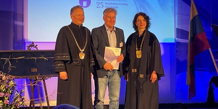 Ehrung für Prof. Dr. Thomas Lekscha durch den Universitätsrektor Prof. Dr. Artūras Razbadauskas (li.) und die Dekanin der Fakultät für Gesundheitswissenschaften, Prof. Dr. Vaicekauskaite (Foto: Jade HS/Armin Schneider)