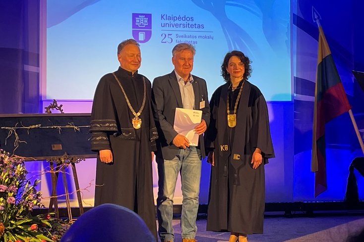 Ehrung für Prof. Dr. Thomas Lekscha durch den Universitätsrektor Prof. Dr. Artūras Razbadauskas (li.) und die Dekanin der Fakultät für Gesundheitswissenschaften, Prof. Dr. Vaicekauskaite (Foto: Jade HS/Armin Schneider)