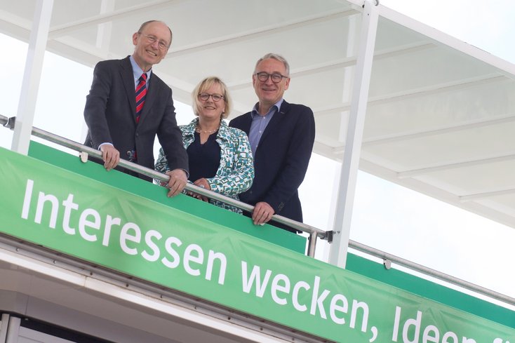 Freuen sich über den neuen Science Truck (v.l.): Universitätspräsident Prof. Dr. Dr. Hans Michael Piper, die Managerin des Innovation(s)Mobils Dr. Silke Glogowski und der Präsident der Jade Hochschule Prof. Dr. Manfred Weisensee. Foto: Piet Meyer/Jade HS