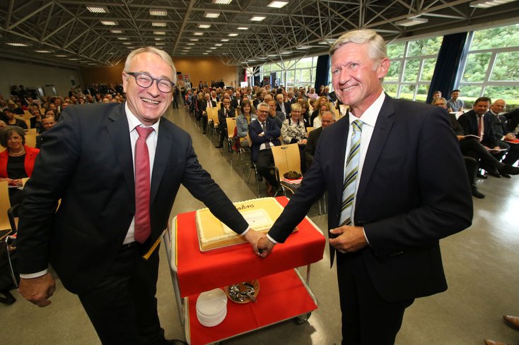Feierlaune: Hochschulpräsident Prof. Dr. Manfred Weisensee (li.) und Prof. Dr. Gerd Buziek, Vorsitzender des Hochschulrates, schneiden den Geburtstagskuchen an.