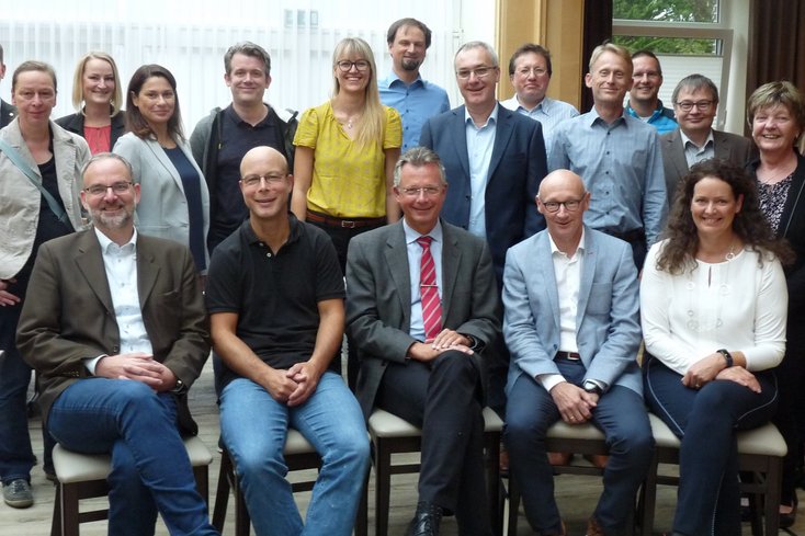 An der Auftaktveranstaltung des Neuberufenenprogramms nahmen auch Vizepräsident Prof. Dr. Hero Weber (vorne, 2.v.re.), Projektkoordinatorin Eva Kramer (hinten, 2.v.li.) und 14 neuberufene Professor_innen der Jade Hochschule und Hochschule Emden/Leer teil.