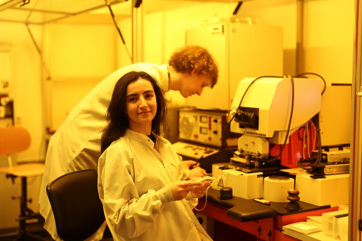 Zwei Studierende arbeiten im Roboterlabor.