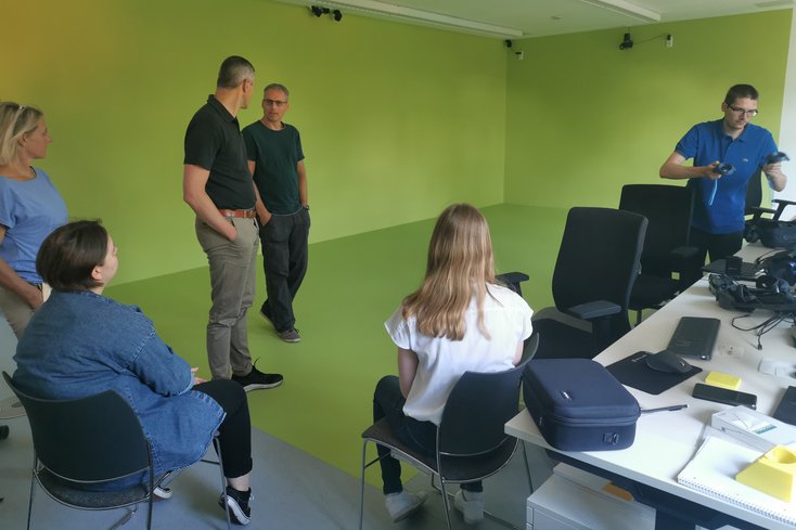 Erfahrungsaustausch im Projektionsraum der Ostfalia Hochschule Suderburg (Foto: Jade HS)