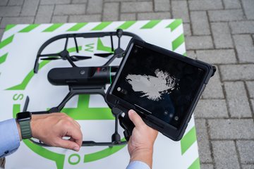 Die Drohne BLK2FLY auf ihrem Start- und Landeplatz mit Steuerung