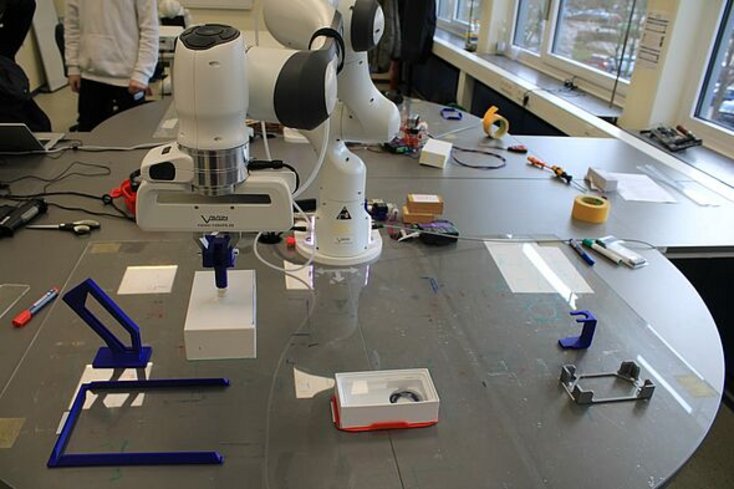 Sogar ein Handy konnten wir am Ende der beiden Tage mit dem Roboterarm einpacken. (Foto: Maria-Theresia Paetz)