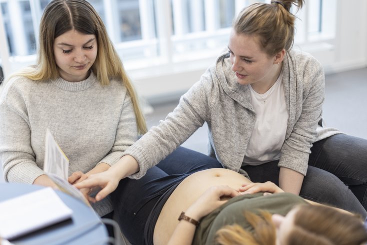 Untersuchungsergebnisse einer Schwangeren auswerten.