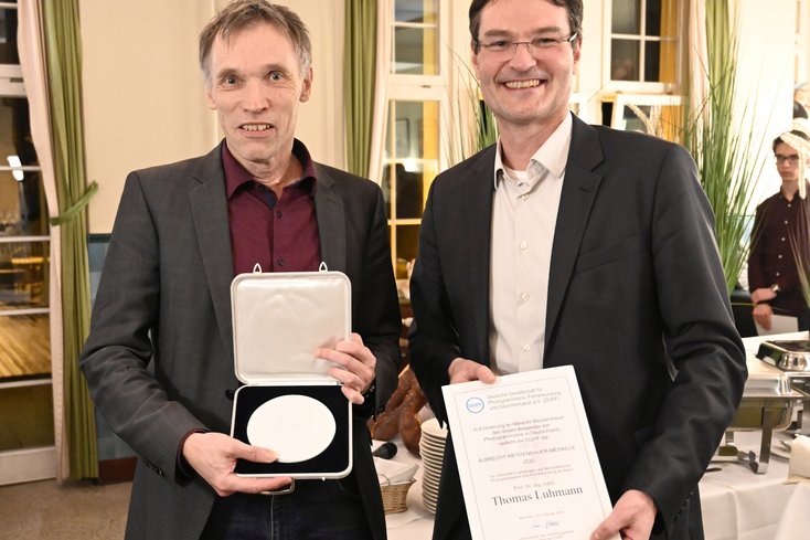 Prof. Dr. Uwe Sörgel (re.), Präsident der Deutschen Gesellschaft für Photogrammetrie, Fernerkundung und Geoinformation übergab die Auszeichnung an Prof. Dr. Thomas Luhmann. (Foto: Tobias Bolz)