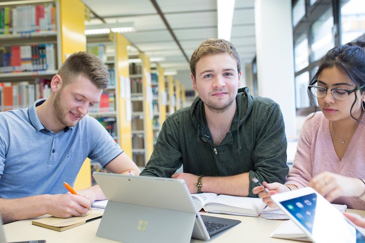 (v.l.) Max, Nils und Bahar lernen gemeinsam in der Hochschulbibliothek. Foto: Jade HS/Bonnie Bartusch