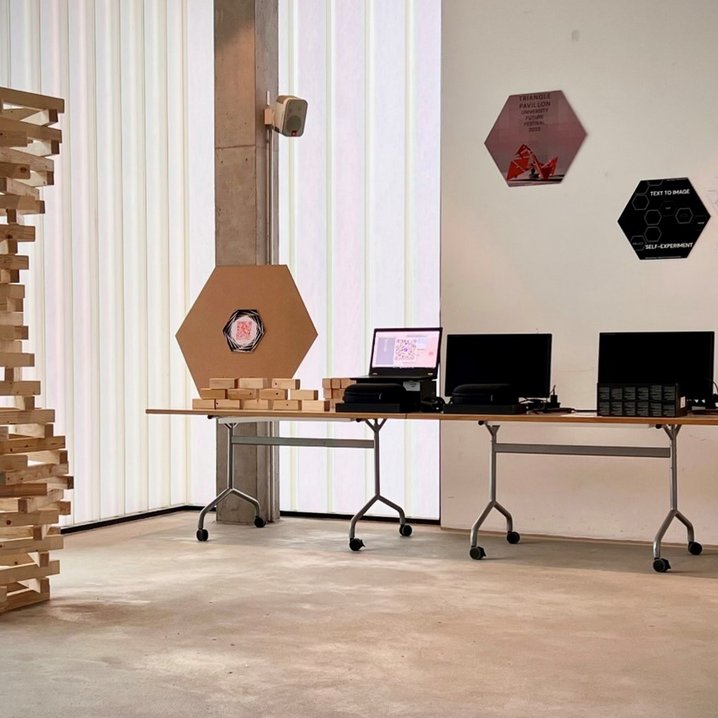 Patricia Lumumba Gallery mit Holzskulptur und weiteren Exponaten (Foto: Jade HS)