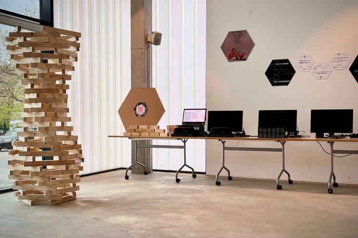 Patricia Lumumba Gallery mit Holzskulptur und weiteren Exponaten (Foto: Jade HS)