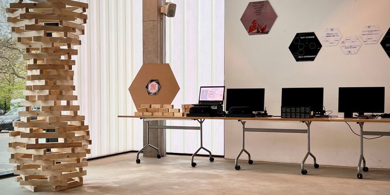 Patricia Lumumba Gallery mit Holzskulptur und weiteren Exponaten (Foto: Jade HS)