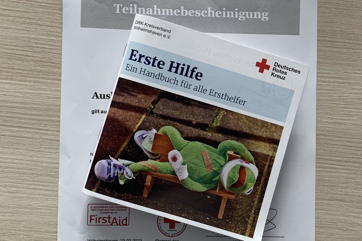 Erste Hilfe Handbuch für alle Ersthelfer (Foto: S. Wessels / Jade HS)
