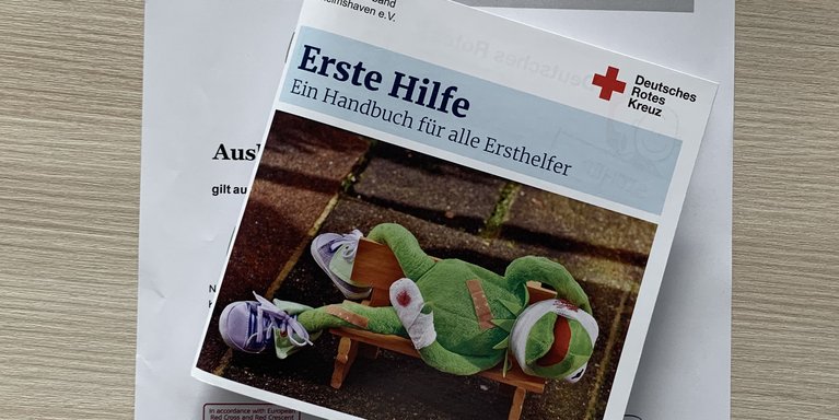 Erste Hilfe Handbuch für alle Ersthelfer (Foto: S. Wessels / Jade HS)