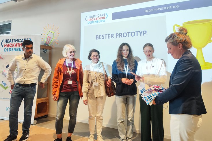 Die Medizintechnik-Studentinnen Rika Eisenberg und Nejra Duvnjak nehmen den Preis für den besten Demonstrator entgegen. (Foto: privat)