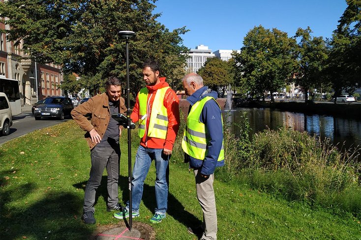 Franz John (links) bei der Vermessung eines Bodenpunkts nahe der Alten Post mit Tobias Berndt (Mitte) und Professor Dipl.-Ing. Harry Wirth vom Fachbereich Geoinformation der Jade Hochschule.Foto: Piet Meyer/Jade Hochschule Foto: Piet Meyer/Jade Hochschule