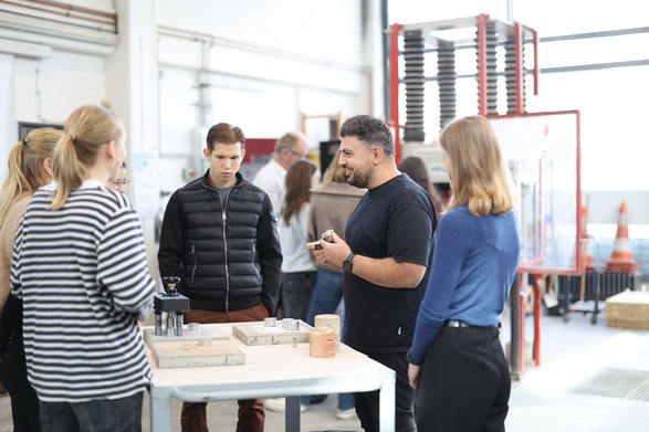 Dozent erklärt Studierenden etwas in der Materialprüfanstalt.